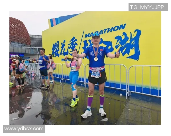 武汉城市马拉松街舞队展现团队协作精神与激情活力的精彩表现